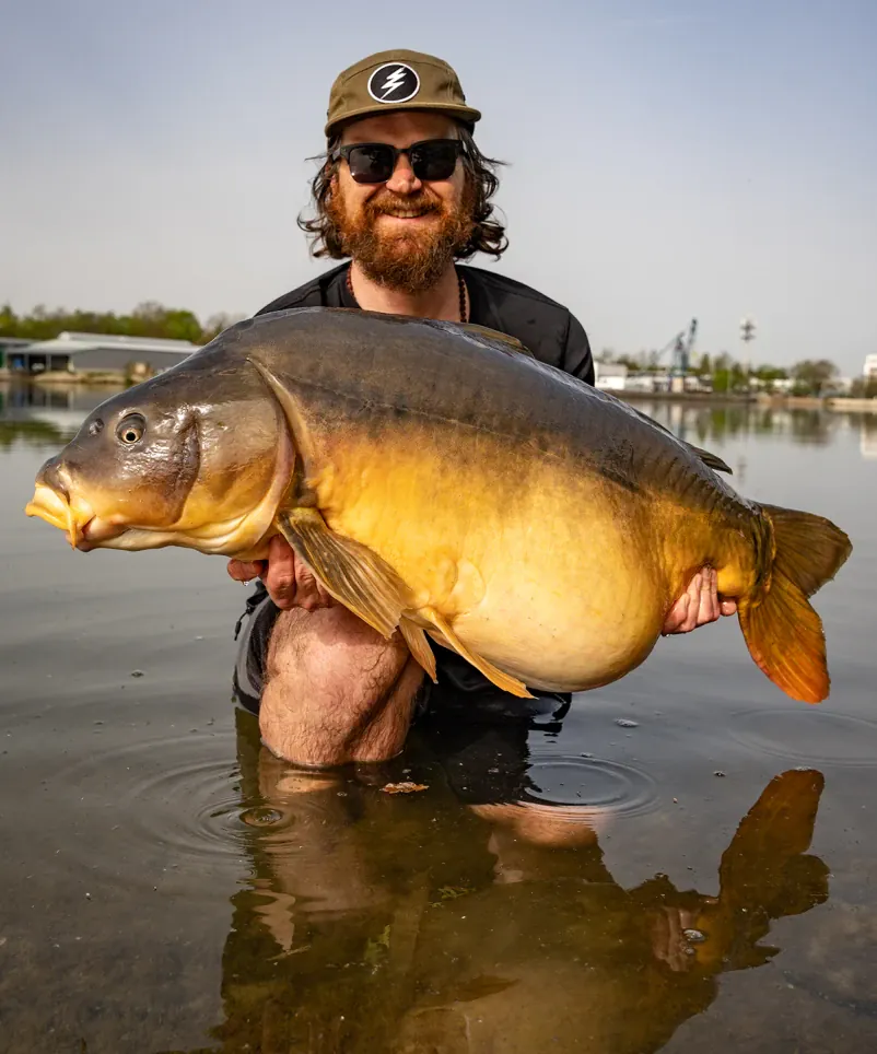 Mark Dörner von Supreme Baits mit großem Kanalkarpfen.