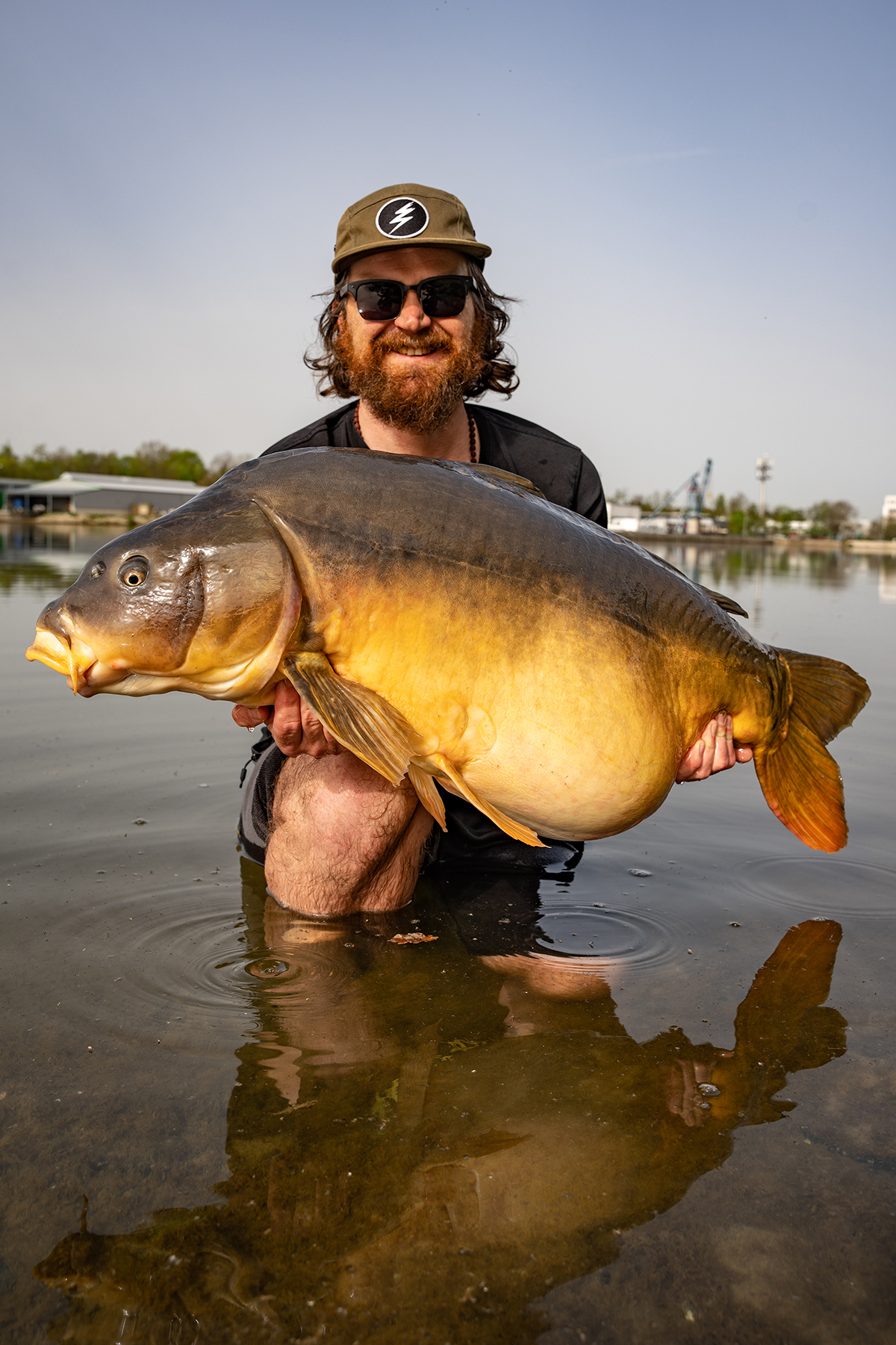 Mark Dörner von Supreme Baits mit großem Kanalkarpfen.