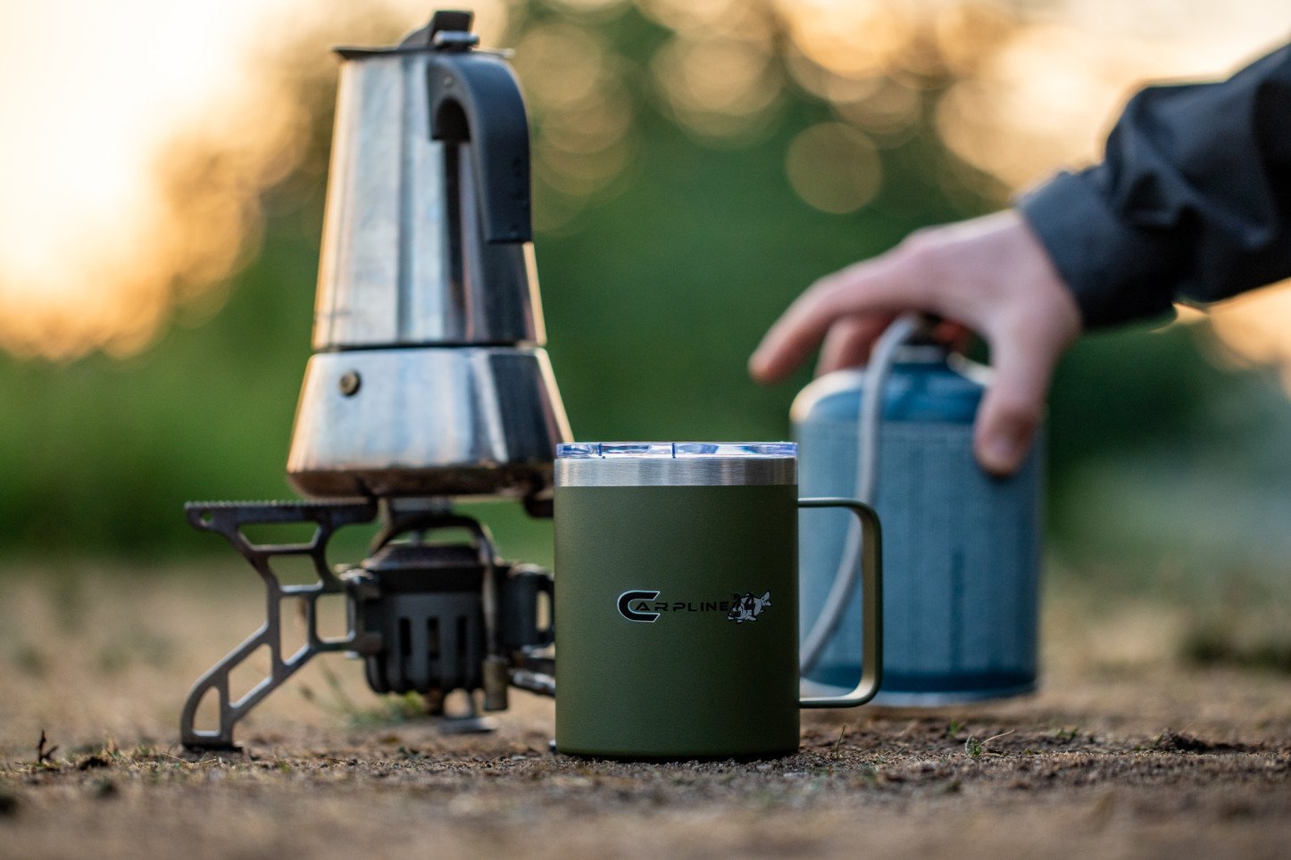 Kaffeekochen beim Karpfenangeln mit Carpline24 Thermobecher.