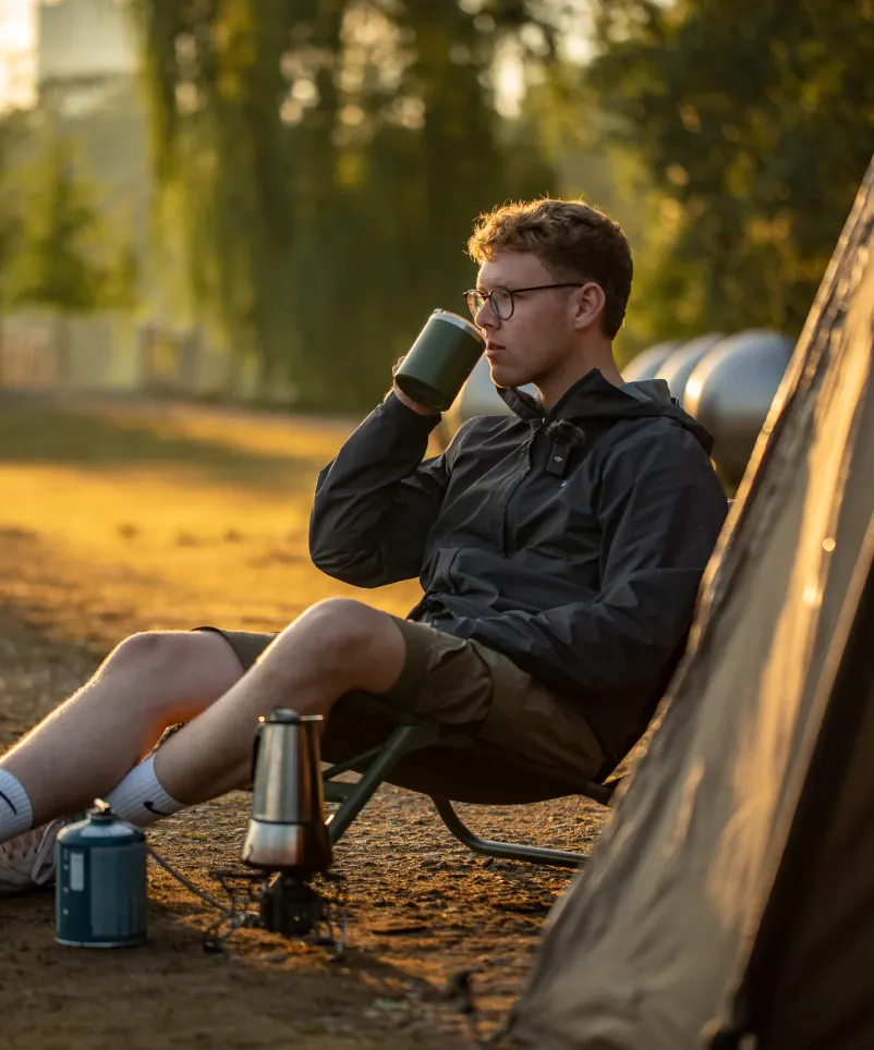 Kaffeetrinken beim Karpfenangeln mit Carpline24 Thermobecher.