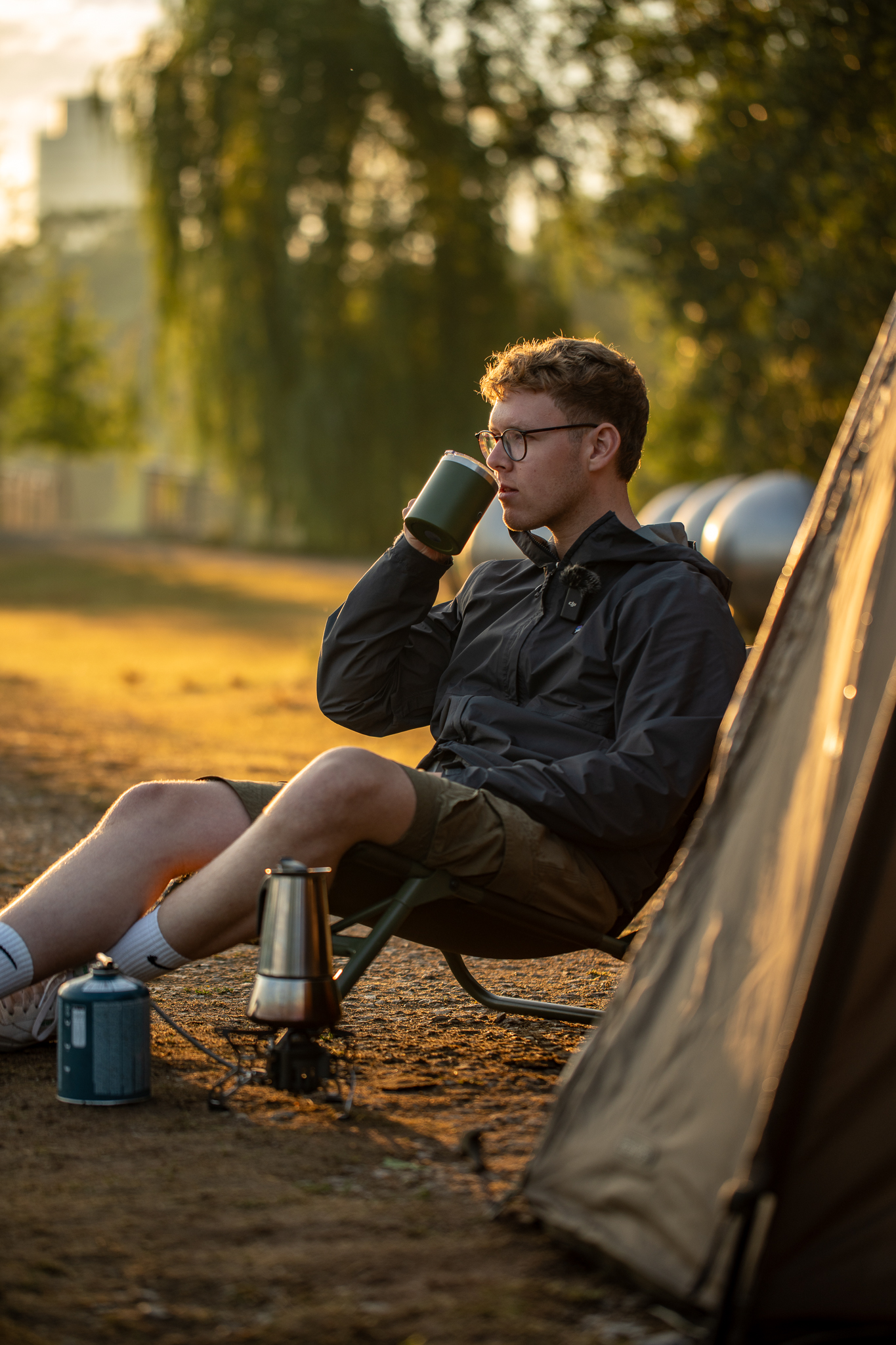 Kaffeetrinken beim Karpfenangeln mit Carpline24 Thermobecher.
