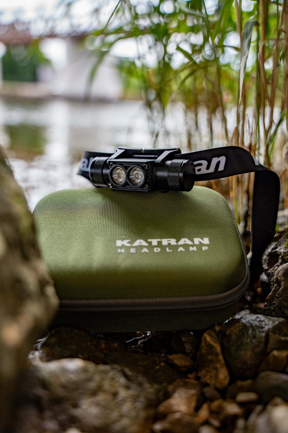 Katran W/B 460 Pro Kopflampe am Wasser.