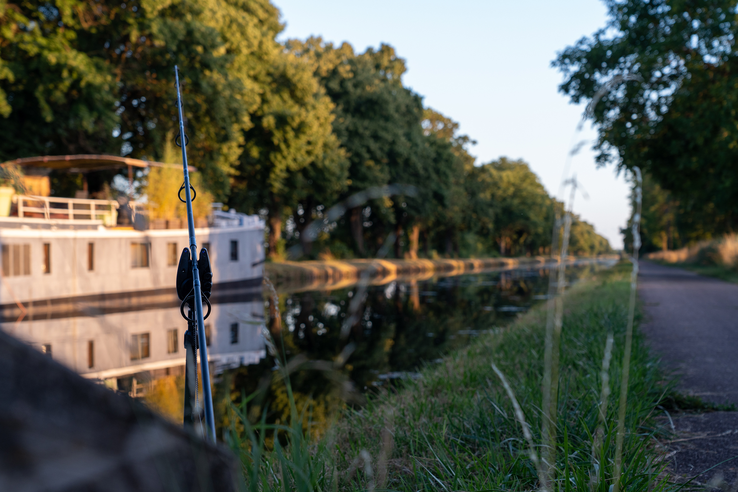 Karpfenangeln an einem kleinen französischen Kanal.