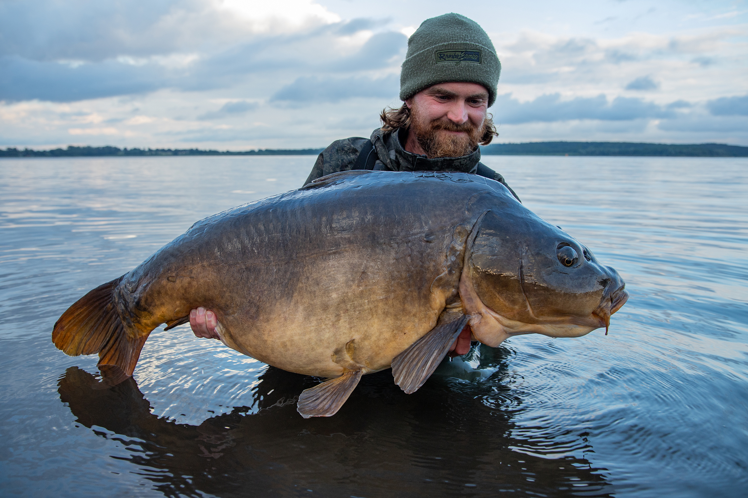 Mark Dörner mit großem Spiegelkarpfen aus riesigem Natursee.