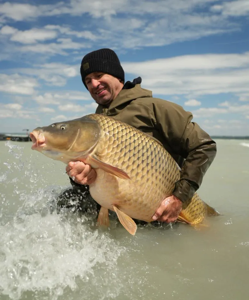 Marcus Lechelt fängt Schuppenkarpfen auf Supreme Baits Selective Range am Balaton.