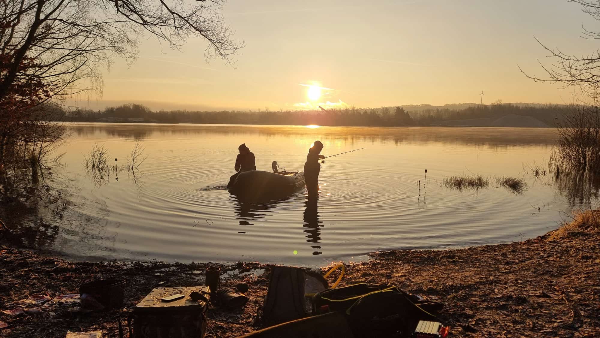 Angler bei Sonnenaufgang 