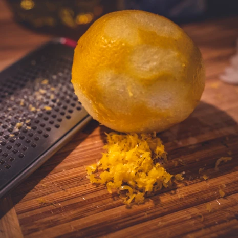 Tipp: Du musst darauf achten, nur das Gelbe der Schale zu erwischen! KARSTENS ZELTKÜCHE - Königsberger Klopse mit Salzkartoffeln