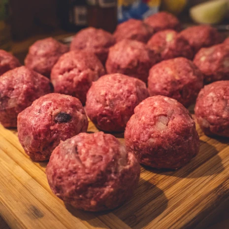 4. Nun möglichst gleich große Klopse mit der Hand abdrehen. KARSTENS ZELTKÜCHE - Königsberger Klopse mit Salzkartoffeln