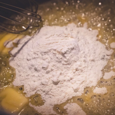 ...das Mehl hinzugeben... KARSTENS ZELTKÜCHE - Königsberger Klopse mit Salzkartoffeln