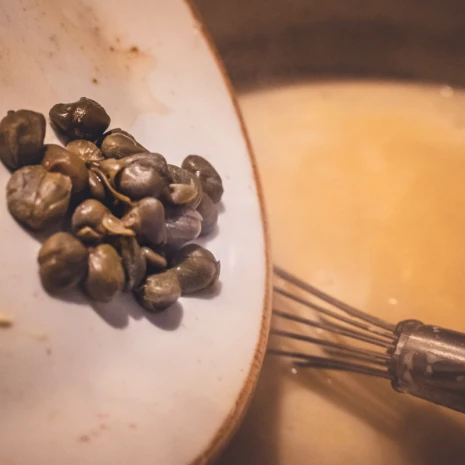 ...und den Kapern selbst fertigstellen sowie abschmecken. KARSTENS ZELTKÜCHE - Königsberger Klopse mit Salzkartoffeln