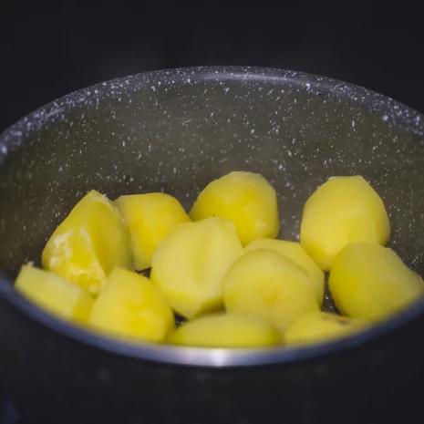 10. Vorwiegend mehligkochende Kartoffeln schälen und in Salzwasser kochen. KARSTENS ZELTKÜCHE - Königsberger Klopse mit Salzkartoffeln