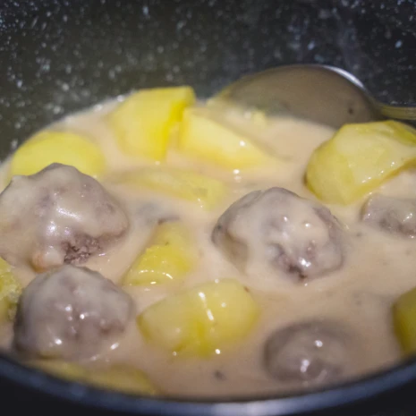 Fertig ist dein leckeres Bankfood. KARSTENS ZELTKÜCHE - Königsberger Klopse mit Salzkartoffeln