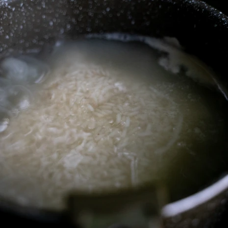 Den Reis kochen.
