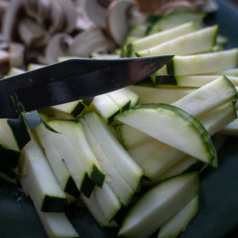 Die Zucchini schneiden.