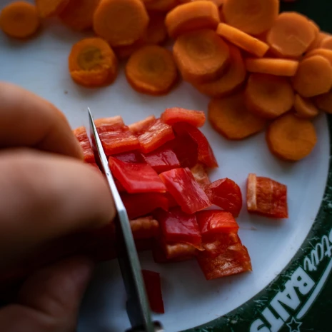 Die Paprika schön klein schneiden.