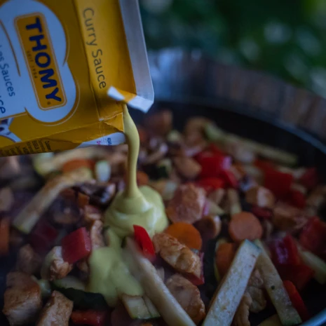 Die Curry-Sauce beimischen.