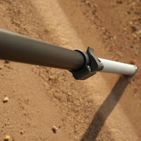 Die Beine des Tripods lassen sich durch einen Schnellverschluss in der Länge verstellen.