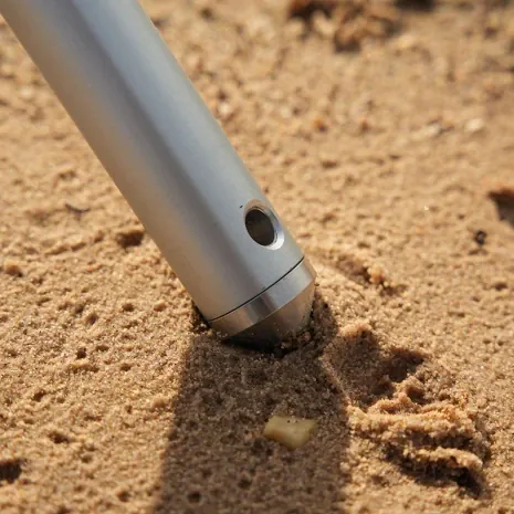 Das Rod Pod kann durch Löcher in den Beinen mit Heringen fixiert werden.