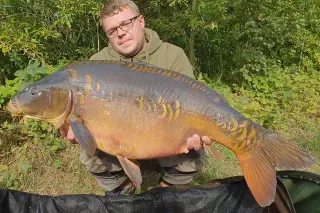 Vadim Malaschichin mit Spiegelkarpfen