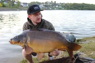 Rafael Bringmann mit Stausee Karpfen aus Deutschland