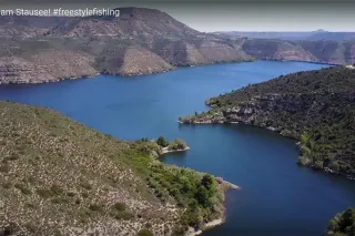 Vogel-Perspektive des oberen Ebro Stausees in Spanien.