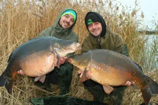Micha und Volker Seuß mit Spiegelkarpfen