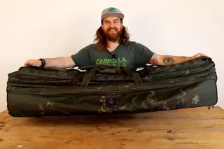 Mark Dörner mit dem Nash Tackle Scope Ops R10 Transporter.