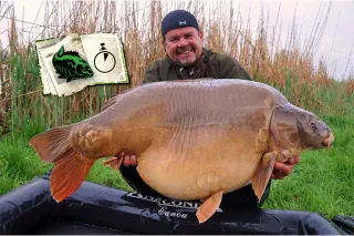 Frank mit einem mächtigen Spiegelkarpfen der guten 30-Kilo-Klasse!