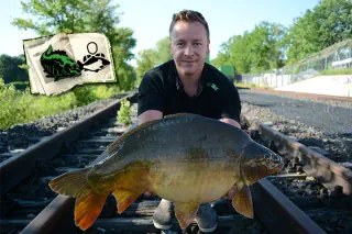 Patrick Reuter mit einem Spiegelkarpfen aus dem Kanal.