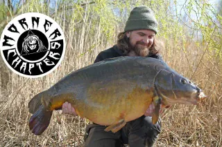 Mark Dörner mit großem Spiegelkarpfen bei Mörner Chapters.