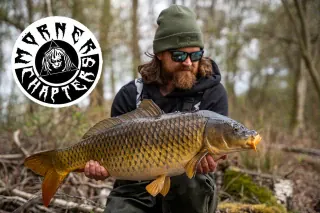 Mark Dörner mit Schuppenkarpfen im Frühling. 