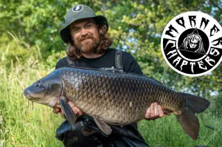 Mark Dörner mit dunklem Schuppenkarpfen.